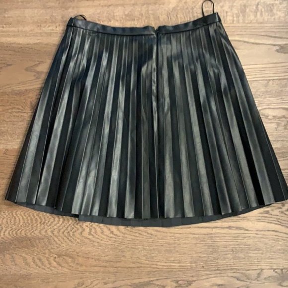 **SOLD** J. Crew faux leather skirt - Size 10 - Picture 2 of 8